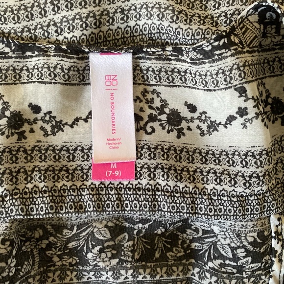 brand: NO BOUNDARIES | size: MEDIUM | color: BLACK AND WHITE - Picture 2 of 3